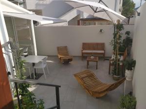 奥利韦里ESPERIA B&B的庭院配有桌椅和遮阳伞。
