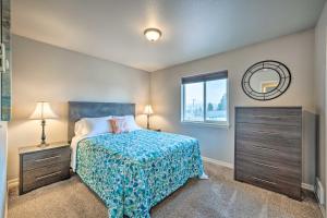 安娜柯蒂斯Anacortes Condo about 1 Mi to Marina and Fidalgo Bay!的一间卧室配有床、窗户和梳妆台