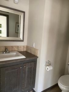 加洛韦Swan Lake Resort的一间带水槽、卫生间和镜子的浴室