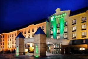 康瑟尔布拉夫斯康瑟尔布拉夫斯智选假日酒店及套房的一座绿灯的酒店建筑
