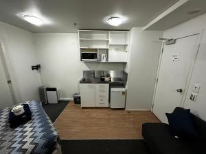 奥克兰哥伦比亚公寓酒店的小房间设有床和厨房