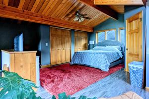 Inviting Cornville Home with Deck on 10 Acres!的一间卧室设有一张床和木制天花板