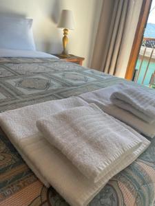 蒂拉登特斯Sobrado Torre的一张带两条毛巾的床和窗户
