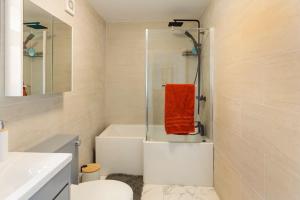 伯明翰Cosy Brand new spacious 1 bed luxury apartment的带淋浴、卫生间和盥洗盆的浴室
