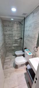 罗萨里奥Monoambiente del barquito Alquiler temporario Rosario的浴室设有2个卫生间、2个盥洗盆和淋浴。