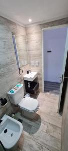 罗萨里奥Monoambiente del barquito Alquiler temporario Rosario的浴室配有白色卫生间和盥洗盆。