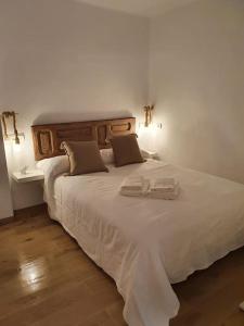 拉萨维纳Suite La Savina Formentera con vistas al mar的一张白色的大床,带两条毛巾