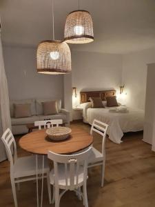 拉萨维纳Suite La Savina Formentera con vistas al mar的客厅配有桌子和床。