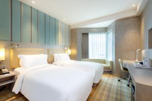 香港香港旺角智选假日酒店的酒店客房设有一张白色大床和一张书桌