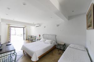 马利西亚斯布里格莫雷西亚斯旅馆的一间卧室配有两张床和一张桌子