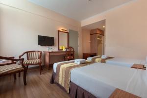 怡保赛利马来西亚宜珀酒店的酒店客房配有两张床和一张书桌