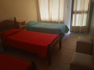 圣罗莎Casa Marques的小房间设有两张床和椅子