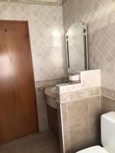 瓜伊马延Amanecer de Oro的一间带卫生间、水槽和镜子的浴室