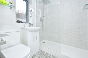 伯明翰Townhouse @ Aboyne Close Birmingham的白色的浴室设有水槽和卫生间。