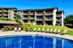 普林斯维尔Hanalei Bay Resort 2301的一座带大型游泳池的度假村和一家酒店