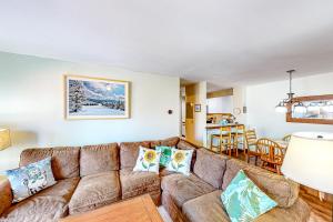 DoverAll Season Mountain Retreat的客厅配有沙发和桌子