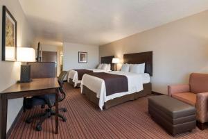雪松城锡达城贝斯特韦斯特优质酒店的酒店客房配有两张床和一张书桌