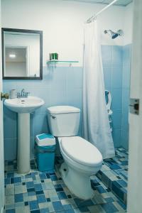 圣卡塔利娜岛Sunset Catalina的蓝色的浴室设有卫生间和水槽