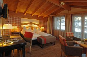 格林德尔瓦尔德高级克尔希布尔酒店的配有一张床和一张书桌的酒店客房