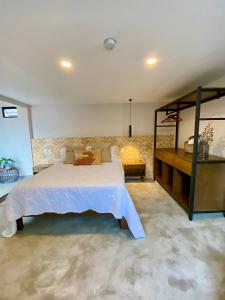 瓜达拉哈拉Casa Irake的卧室配有白色大床和长凳