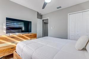 可可比奇Suwannee Lane的卧室配有白色的床和平面电视。