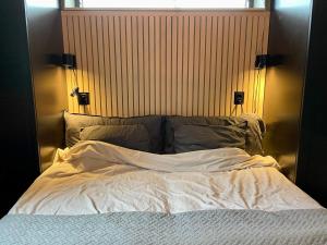 耶纳普Holiday home HJÄRNARP III的卧室内的一张带白色床单和枕头的床