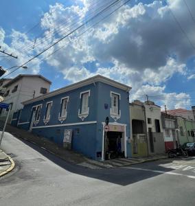 布拉干萨-保利斯塔Pousada Casa de Bragança II的街道边的蓝色建筑