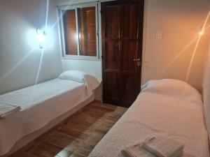 圣胡安Hotel Anmara的小型客房 - 带2张床和窗户