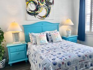 棕榈滩Romantic Studio in the Heart of Palm Beach的一间卧室配有蓝色的床和2个床头柜