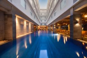 库塔瑞士贝莱克斯库塔勒吉安酒店的蓝色建筑中的一个大型游泳池