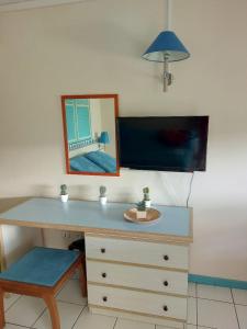 莱特鲁瓦西莱Res MARINA-CARAYOU 1的一张带镜子的桌子和一个带蓝色柜台的梳妆台