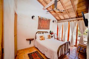 蒙波斯Casa Portal de la Bodega的一间卧室设有一张床和木制天花板
