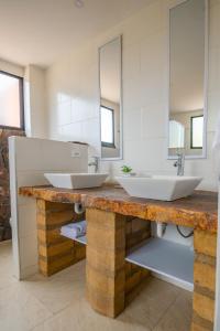 派帕Casa El Roble paipa的浴室设有2个水槽和2面镜子