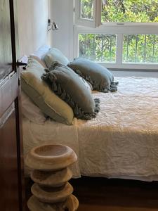 比萨Under the Tower的一间卧室配有一张带枕头的床和一堆岩石