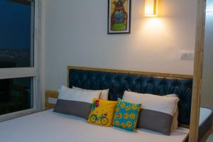 莫尔穆冈Nirvana Paraiso的一间卧室配有带枕头的床