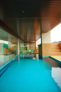 波德申宾客Spa酒店的大楼内的一个蓝色海水游泳池
