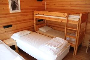 赫尔辛基赫尔辛基拉斯提拉露营酒店的小屋内带两张双层床的客房
