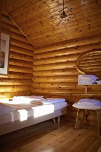 赫尔辛基拉斯提拉露营酒店客房内的一张或多张床位