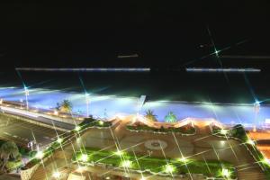 热海热海海滨spa度假酒店的享有体育场的夜间灯光美景