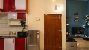 班加罗尔Home Tales 2390 by Tipiverse - HSR Layout的带冰箱和木门的厨房