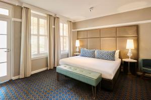 堪培拉堪培拉库拉降酒店的酒店客房设有床和窗户。