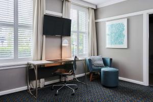 堪培拉堪培拉库拉降酒店的办公室,配有桌子、椅子和窗户