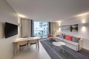 悉尼悉尼邦迪海滩阿迪娜公寓式酒店的客厅配有沙发和桌子