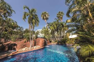 达尔文达尔文旅程住宿酒店的棕榈树度假村的游泳池