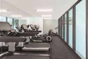 达尔文达尔文海滨盛传酒店的健身房设有跑步机和椭圆机