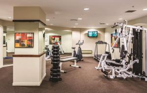 惠灵顿惠灵顿旅客之家酒店的一间健身房,里面配有跑步机和机器