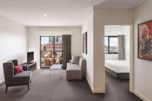 珀斯珀斯巴拉克广场阿迪纳公寓式酒店的酒店客房设有床和客厅。