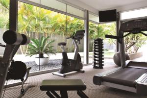 珀斯阿迪娜珀斯公寓酒店的健身房设有健身器材和大窗户
