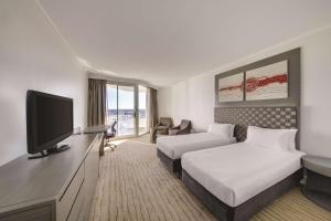 珀斯珀斯斯卡伯勒汇合酒店的酒店客房设有两张床和一台平面电视。