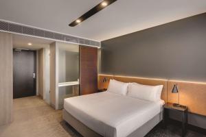 堪培拉堪培拉盛传酒店 的卧室配有一张白色大床
